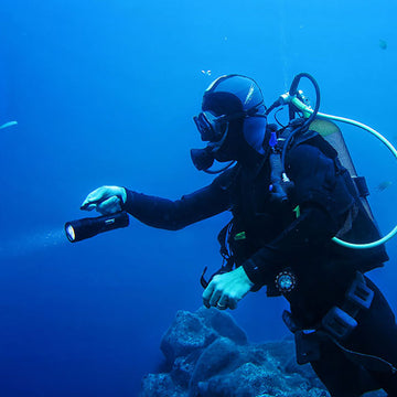 OrcaTorch D860 Flashlight CREE LED 4200-Lumen Scuba Diving Torch 150-Meter Waterproof